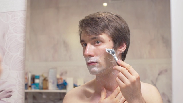 刮胡子的人映出在镜子里视频下载