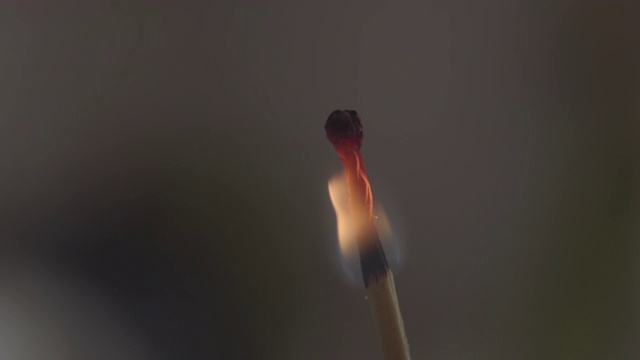 男性手指上燃烧火柴的特写镜头。手拿走熄灭的火柴。热，火，微距拍摄视频素材