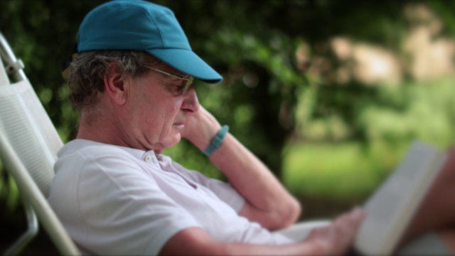 老人在户外读书，70多岁的人享受退休生活视频素材
