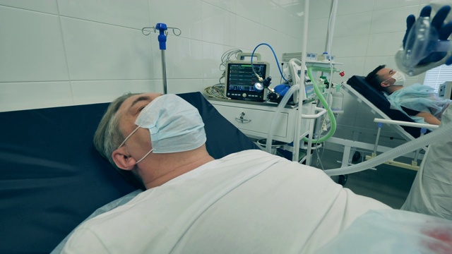 护理人员正在给一位老年病人戴上氧气面罩。冠状病毒大流行，2019-ncov，冠状病毒的概念。视频素材