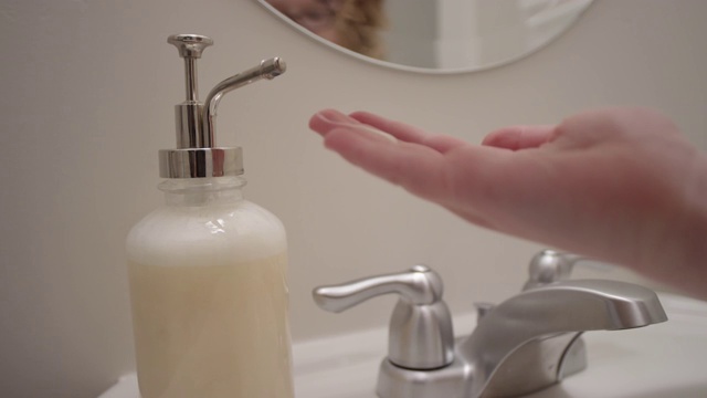 用慢动作将洗手液挤出视频下载