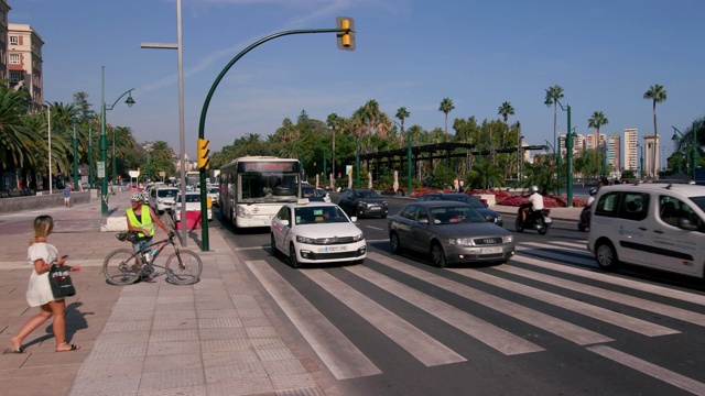 西班牙安达卢西亚马拉加滨海广场斑马线视频下载