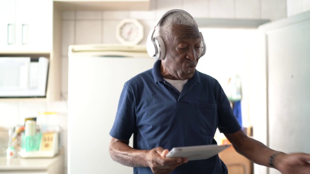 老人在家用平板电脑听音乐视频素材