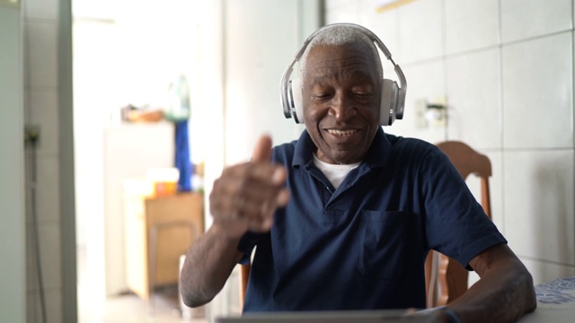 一个老人在家里用平板电脑视频通话视频素材