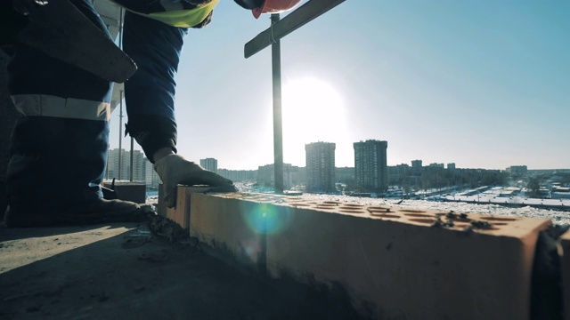 工人砌砖时用泥铲。视频素材