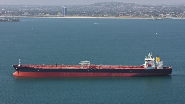 航空大型货船接近加州长滩港视频下载