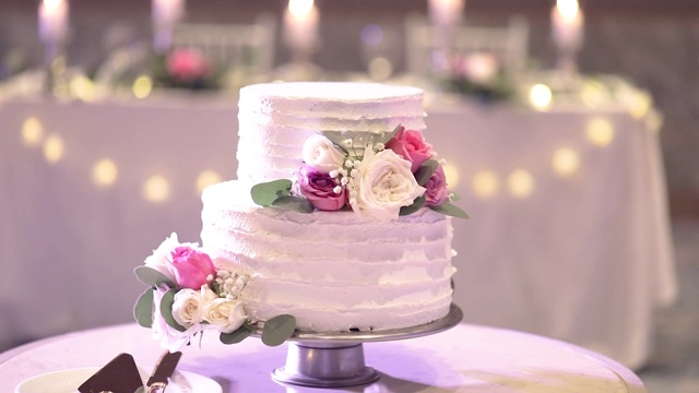 美丽的婚礼蛋糕装饰鲜花和白色基调。视频下载