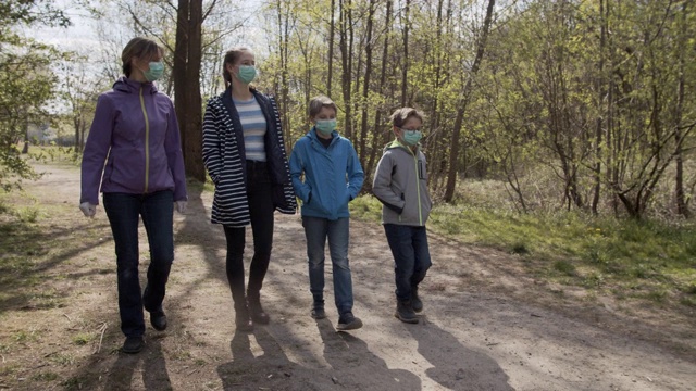 2019冠状病毒病大流行期间，家人在城市公园散步视频素材