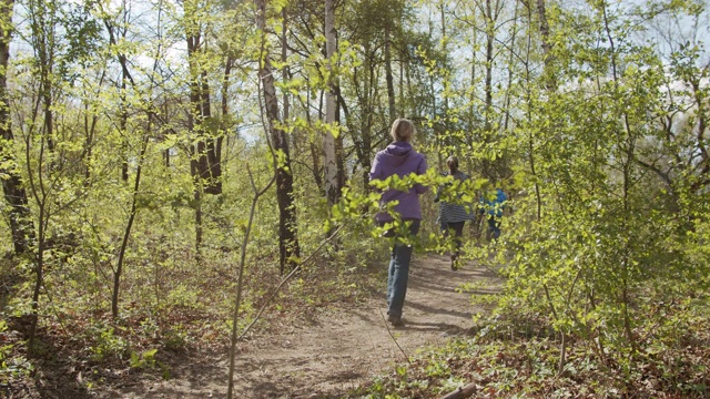 COVID-19大流行期间，家庭在森林里跑步视频下载