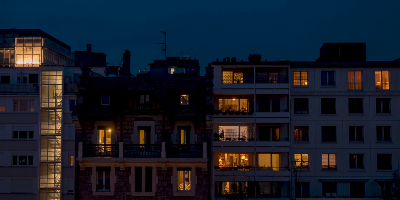 夜晚时间公寓大楼和他们的居民的时间流逝。视频下载