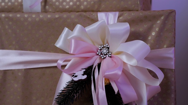 带有白色和粉色蝴蝶结的礼盒。圣诞礼品盒与装饰鼠标。视频下载