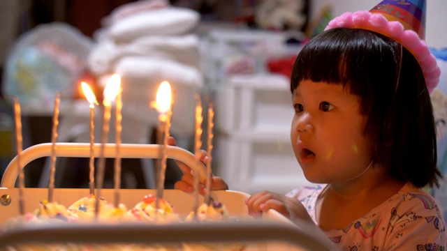 可爱的小女孩在家里庆祝她的生日派对视频素材