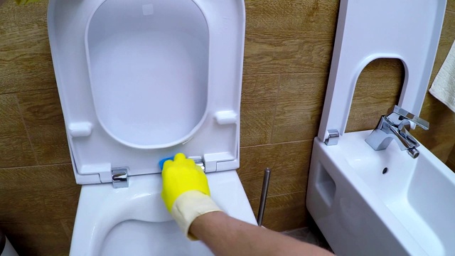 男子在浴室清洗马桶座圈视频下载