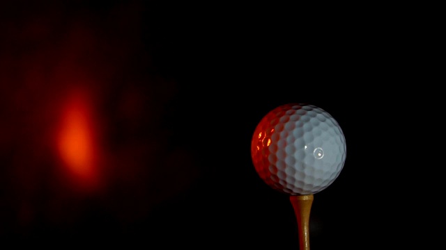 高尔夫球手的目标是胜利，高尔夫球和易燃的高尔夫球杆视频素材