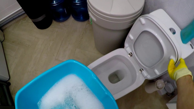 男人清洁地毯和清空桶的POV视频下载
