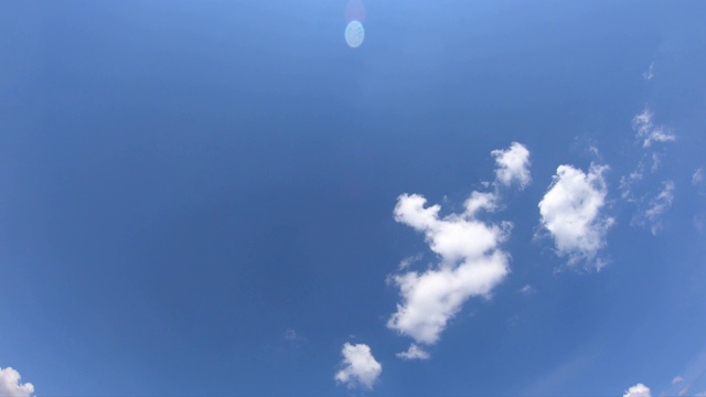 晴朗的日子里，小小的积云在蓝天上飘过。间隔拍摄。视频素材