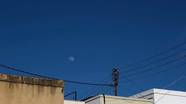 月亮在蓝天上的时间间隔为4k视频素材