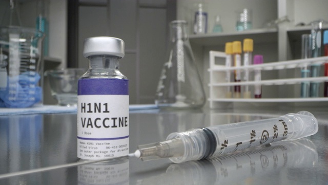 H1N1疫苗小瓶置于医学实验室，并放置注射器视频下载