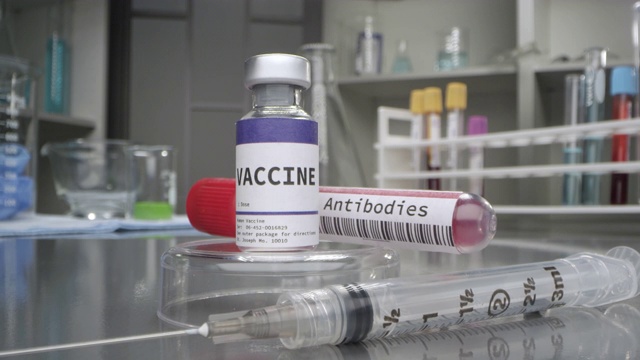 医用实验室用注射器装疫苗和抗体瓶视频素材