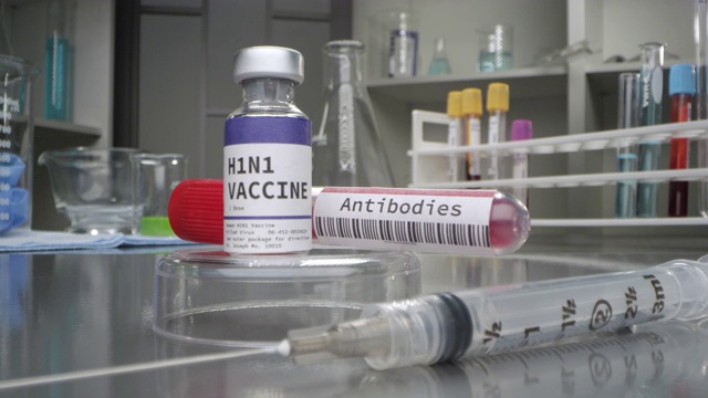 医疗实验室用注射器注射H1N1疫苗和抗体视频下载