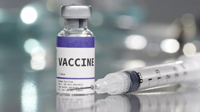 医用实验室用带注射器的疫苗瓶视频素材