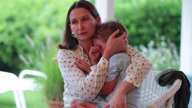 母亲在安慰小男孩。真诚的父母安抚和平静哭泣的孩子视频素材