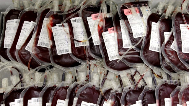 为医院里的病人捐献的血袋。好事。为身体献血的好处。捐赠者的血液视频下载