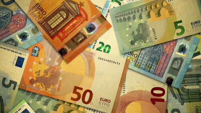 头顶旋转拍摄的桌子上的多个欧元，欧盟货币视频素材