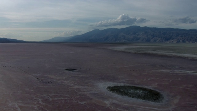 鸟瞰图的盐滩欧文斯湖与内华达山脉在加利福尼亚。视频下载