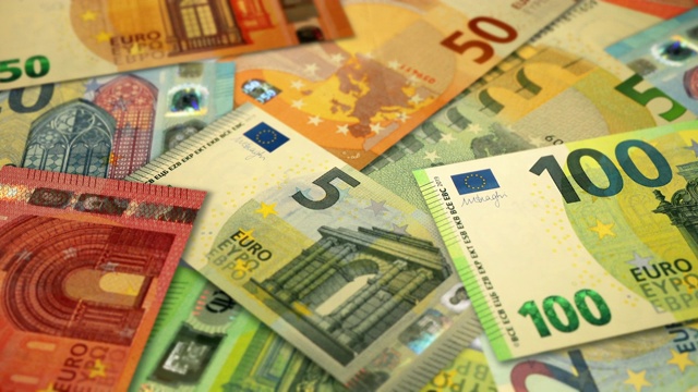 角度上的多个欧元转盘，货币的欧盟视频素材