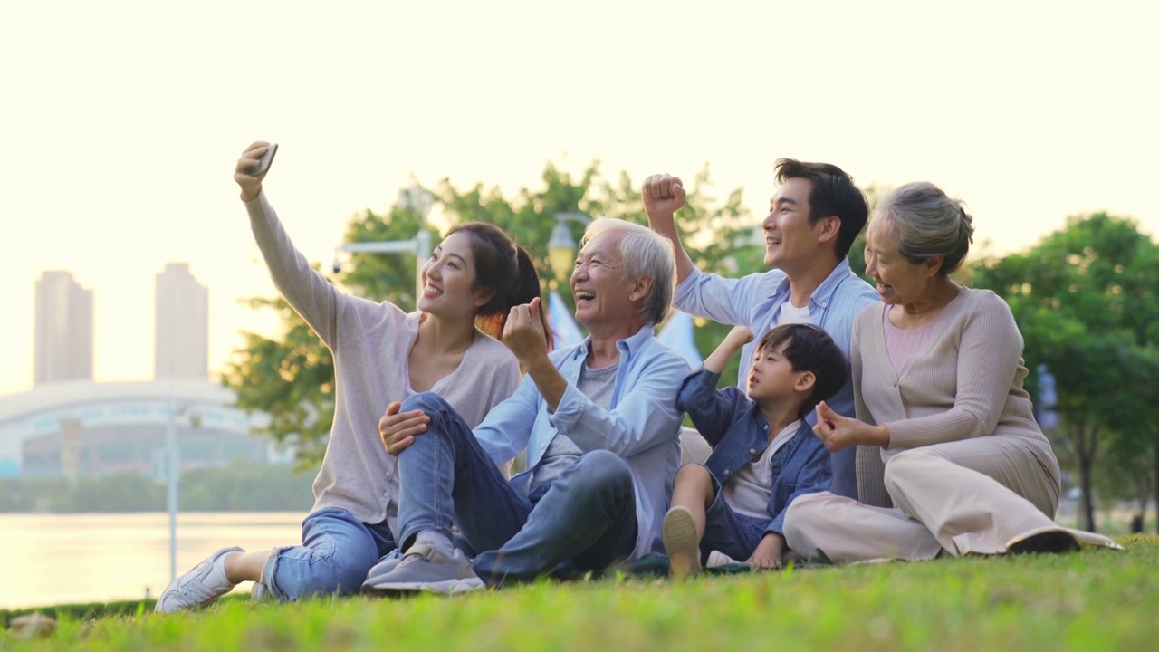 亚洲家庭在公园户外自拍视频素材