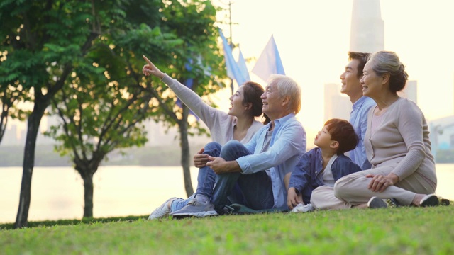 亚洲家庭在公园户外放松视频素材