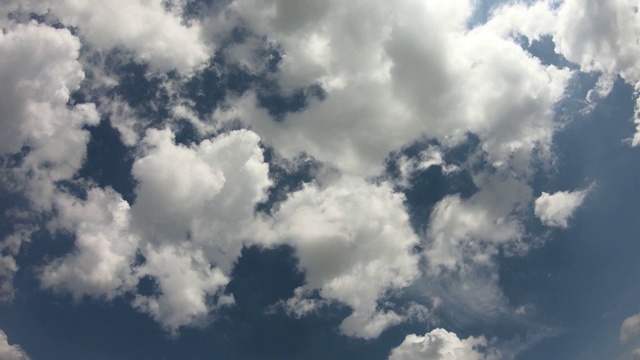 美丽的积云在蓝天上快速移动。间隔拍摄。视频素材
