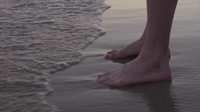 脚在沙子里溅起水花视频素材