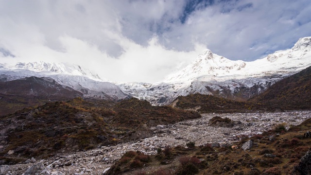 尼泊尔马纳斯卢环行路线上的喜马拉雅山脉阴天里的时间流逝视频素材