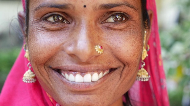 一个美丽的印度女人的肖像视频素材