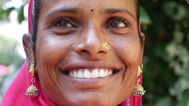 一个美丽的印度女人的肖像视频素材