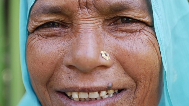 一位美丽的印度老年妇女的肖像视频素材