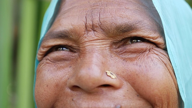 一位美丽的印度老年妇女的肖像视频素材