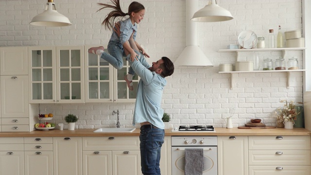 可爱的爸爸和可爱的女儿在厨房玩视频素材