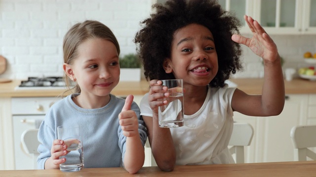 两个有趣的混血儿喝水，竖起大拇指视频素材