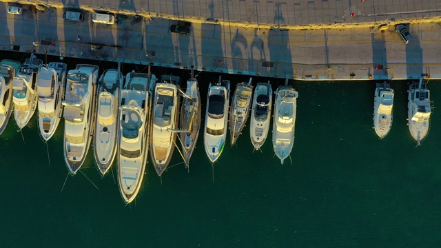 从上面鸟瞰码头上的船只和游艇。游艇停车场，一个码头，游艇和帆船停泊在码头，无人机鸟瞰。Lefkada岛视频素材
