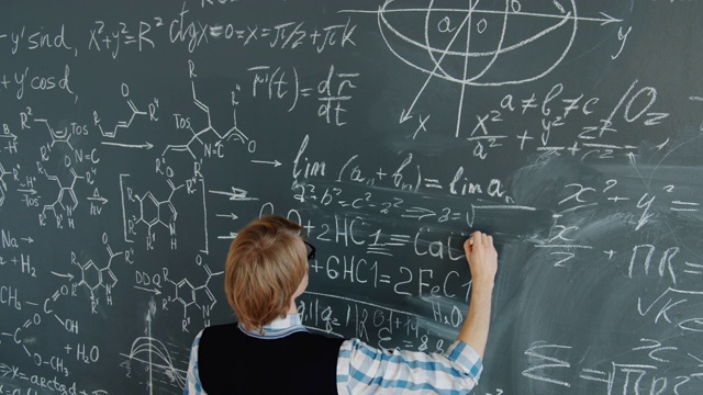 高角度看数学老师在黑板上写公式和方程视频素材