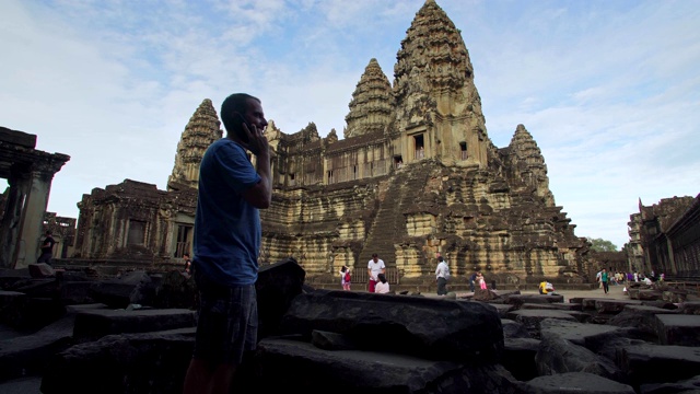 游客在柬埔寨吴哥窟寺庙打电话视频下载