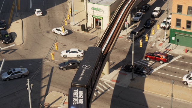 底特律行人过街在市中心的交通。从上面的窄镜头。视频素材