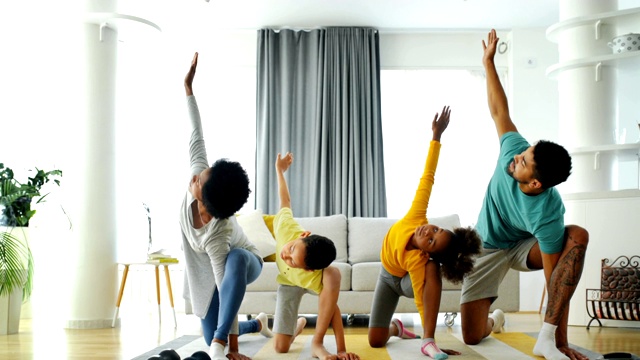 家庭在家里练习瑜伽视频素材