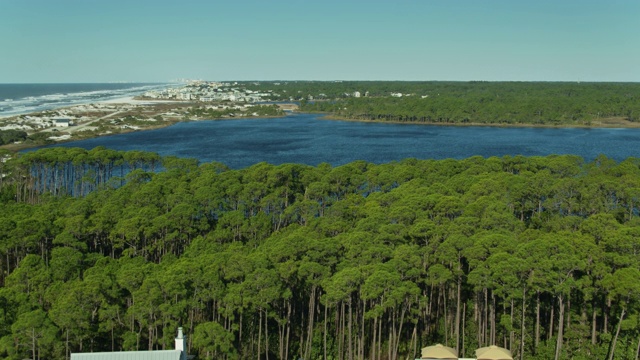 上升的无人机在佛罗里达水彩画房子上空拍摄，揭示远处的格雷顿海滩视频下载