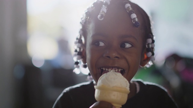 SLO莫。铜。一个非洲裔美国女孩和她的哥哥在冰淇淋店吃冰淇淋视频下载