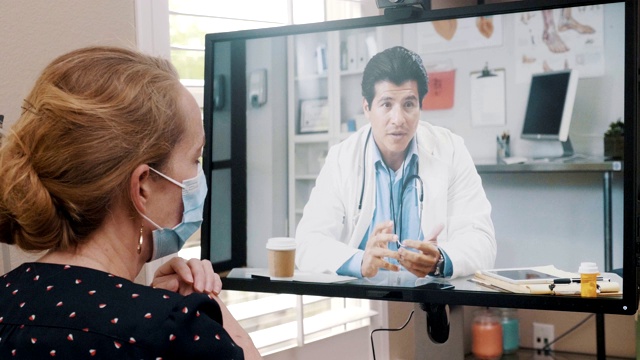 一个生病的女人通过远程医疗预约与医生交谈视频下载