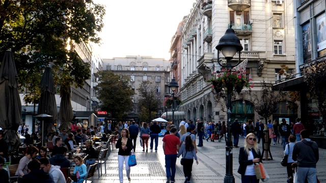 人们和游客步行在贝尔格莱德市中心靠近共和国广场视频素材